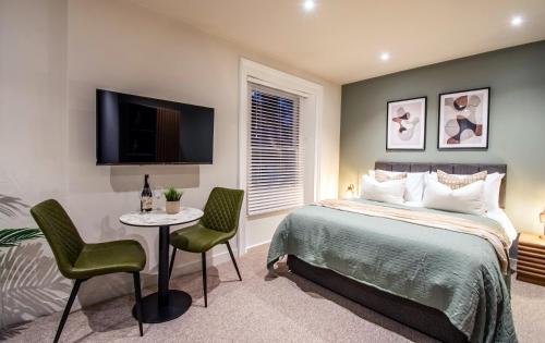 Postel nebo postele na pokoji v ubytování Thetford Hive - Premium Self Check-In Aparthotel