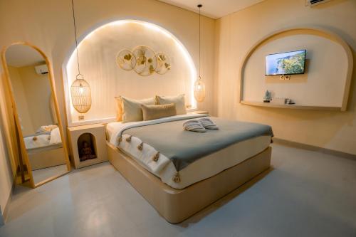 Tempat tidur dalam kamar di Casa Karuna Villa