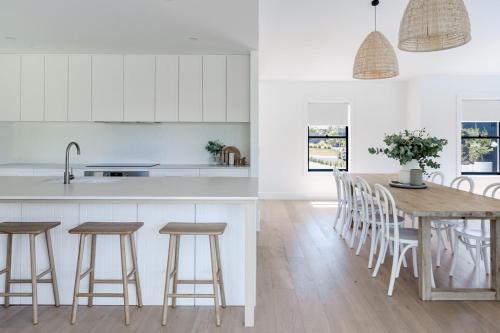Küche/Küchenzeile in der Unterkunft Elegant Modern Home!