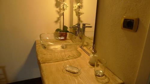 a bathroom sink with two glasses and a mirror at Le Ninfee in Cassino