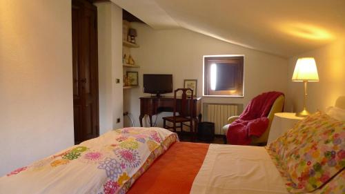 a bedroom with a bed and a desk and a chair at Le Ninfee in Cassino