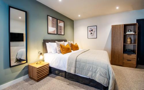 Postel nebo postele na pokoji v ubytování Thetford Hive - Premium Self Check-In Aparthotel