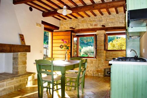 een keuken met een tafel en stoelen in een kamer bij Agriturismo Elisei in Gualdo di Macerata