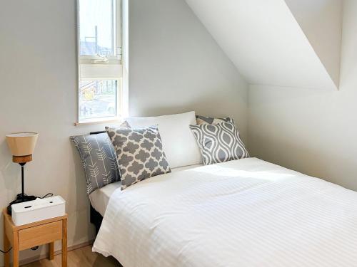 a small bedroom with a bed and a window at nyans in Matsue