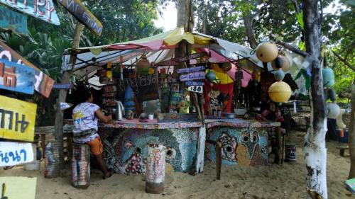 Galeriebild der Unterkunft Black sand Gypsea Home Little Bay Kohchang Ranong in Ko Thalu