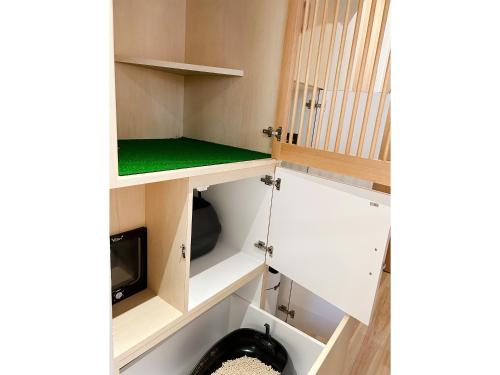 a small room with a green counter and shelves at nyans in Matsue