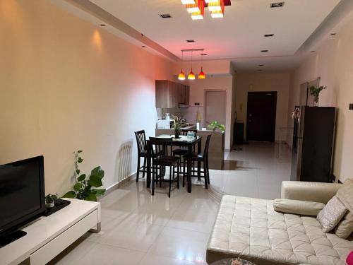 Ruang duduk di Cosy Studio Apartment at Hartamas