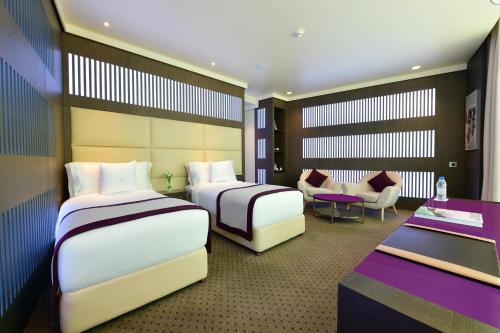 Llit o llits en una habitació de The Torch Doha