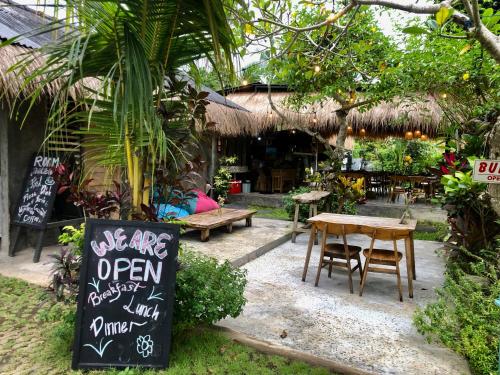 Κήπος έξω από το D'Nanda mini hotel Ubud