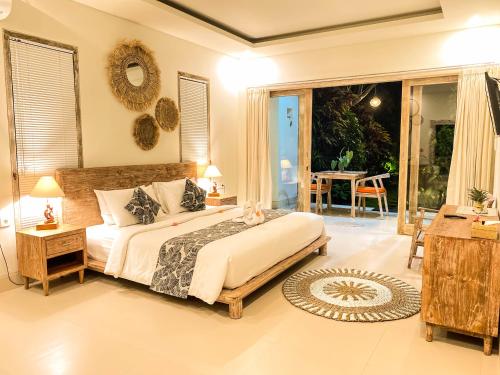 une chambre avec un lit et une grande fenêtre dans l'établissement Jayendra House Ubud, à Ubud