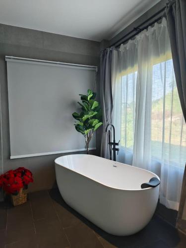 Ein Badezimmer in der Unterkunft The Peak Hill Pool Villa