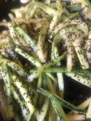 a pile of green vegetables with sesame seeds at REFUGIO DO SAGRADO MORERE in Moreré