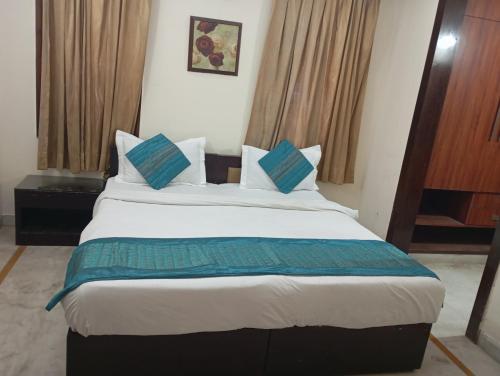 Postel nebo postele na pokoji v ubytování Hotel Royal India - DLF Phase 2