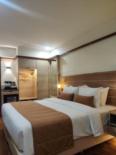 a bedroom with a large bed in a room at Le Poshe, Kodaikanal in Kodaikānāl