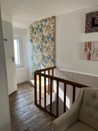 un salon avec un escalier et un canapé dans l'établissement La Flo, à La Flocellière