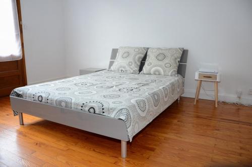 Ce lit se trouve dans une chambre dotée de parquet. dans l'établissement Large apartment 85 m2 Chambéry center, à Chambéry