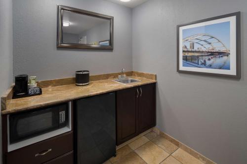 Kuchyň nebo kuchyňský kout v ubytování Hampton Inn Rochester - Irondequoit