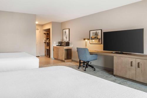 TV a/nebo společenská místnost v ubytování Hilton Garden Inn Charlotte/Concord