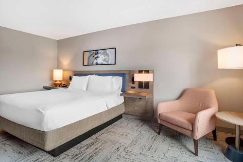 Postel nebo postele na pokoji v ubytování Hilton Garden Inn Charlotte/Concord