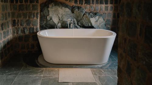 a white bath tub in a brick wall at the suwgra-Al-Jabal Al-Akdar in Sūkirah