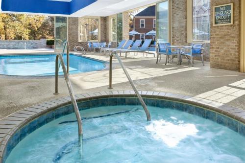 a hot tub with chairs and a table in a hotel at Marriott's Manor Club at Ford's Colony in Williamsburg