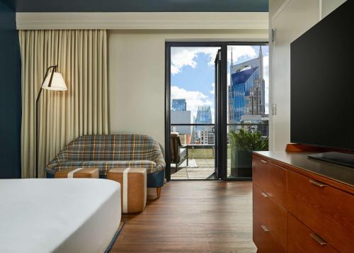 Кровать или кровати в номере The Bankers Alley Hotel Nashville, Tapestry Collection by Hilton