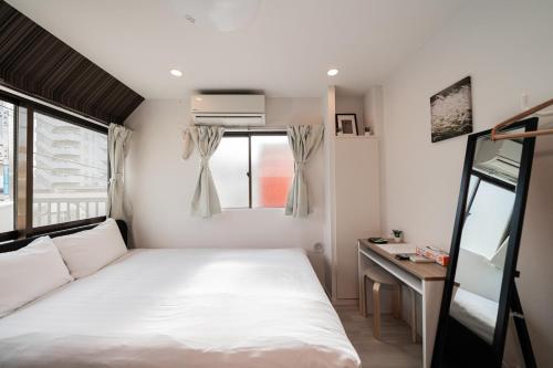 a small bedroom with a bed and a desk at MX House - Cozy APT Stay in Ikebukuro Tokyo, with Direct Access to Shinjuku & Shibuya in Tokyo