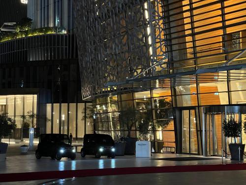 Downtown Luxury - Stunning Burj Khalifa & Sea View - 5 Minutes Walk to Dubai Mall photo 3