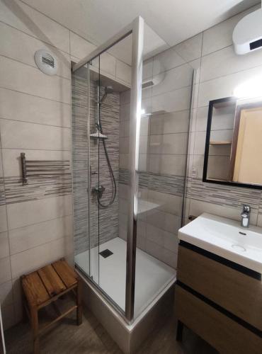 une douche avec une porte vitrée dans une salle de bain dans l'établissement Résidence Hameau Thermes Ii - HAMEAU DES THERMES 4 personnes à deux pas des Thermes et Télécabine MAE-4541, à Saint-Lary-Soulan