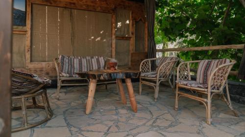 a table and chairs sitting on a patio at the suwgra-Al-Jabal Al-Akdar in Sūkirah