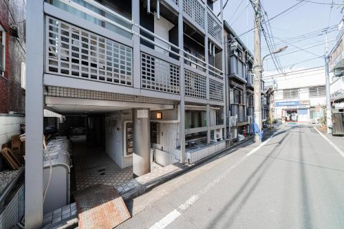 an empty street next to a building at MX House - Cozy APT Stay in Ikebukuro Tokyo, with Direct Access to Shinjuku & Shibuya in Tokyo