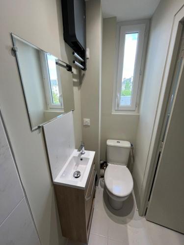 une petite salle de bain avec toilettes et lavabo dans l'établissement Studio rénové proche Rives de l'Orne et gare, à Caen