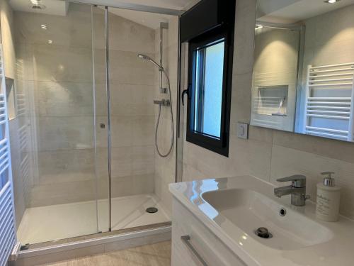 une salle de bain avec douche et lavabo dans l'établissement Villa Rougiers - Maison climatisée avec piscine, à Saint-Maximin-la-Sainte-Baume