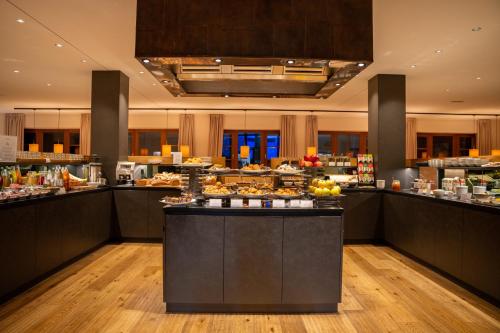 シウジにあるArtnatur Dolomites Hotel & Spaのホテル内のビュッフェ
