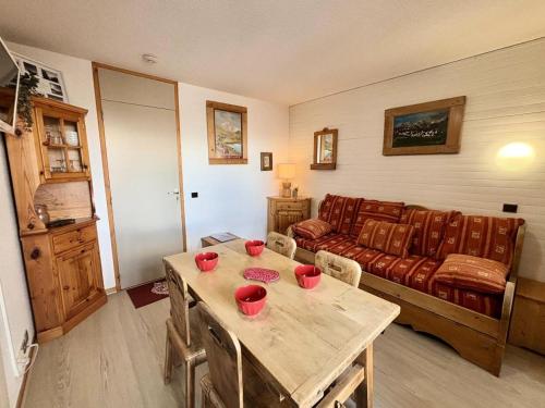 un salon avec une table et un canapé dans l'établissement Résidence L'equerre - Appartement 2 pièces pour 4 personnes de 26m² MAE-0601, à La Plagne Tarentaise