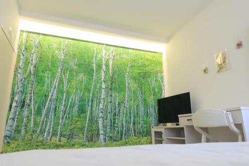 - une chambre avec une fenêtre offrant une vue sur les asperges dans l'établissement Mori no Kabe Tokyo #KT1, à Takahate