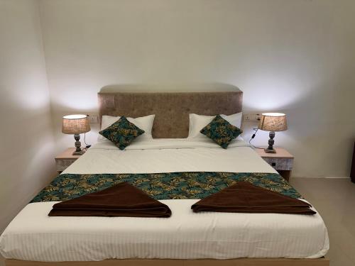 Postel nebo postele na pokoji v ubytování Nillara Kotagiri by Tropic Oasis Hotels