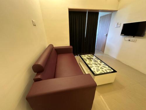 TV a/nebo společenská místnost v ubytování Nillara Kotagiri by Tropic Oasis Hotels