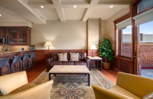 Χώρος καθιστικού στο The Victoria 4 Condo