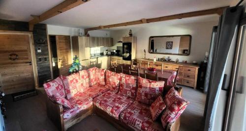 un salon avec un canapé et une cuisine dans l'établissement Résidence Inspiration - APPARTEMENT de 87 m² ALPE D'HUEZ QUARTIER VIEL ALPE MAE-3951, à Huez