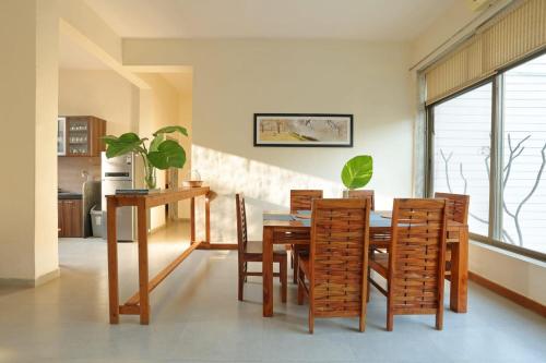 卡尔贾特Bodi Villa- Mountain view with pool的有桌子和椅子的餐厅