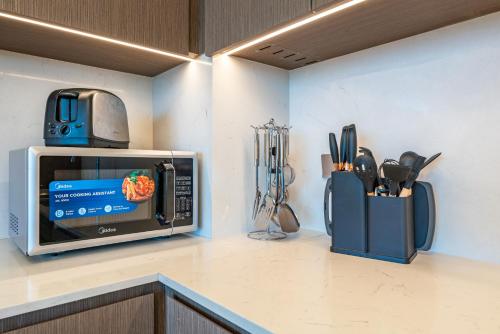 Η κουζίνα ή μικρή κουζίνα στο Skyline Majesty - Luxury Living with Full Burj Khalifa & Fountain Views - 1703