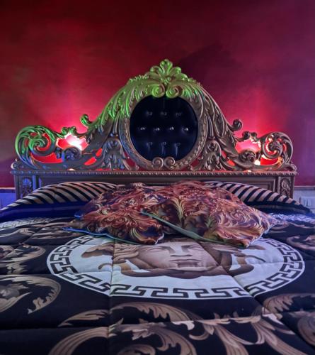 a bed with a crown on top of it at SP Golden House in Bracciano