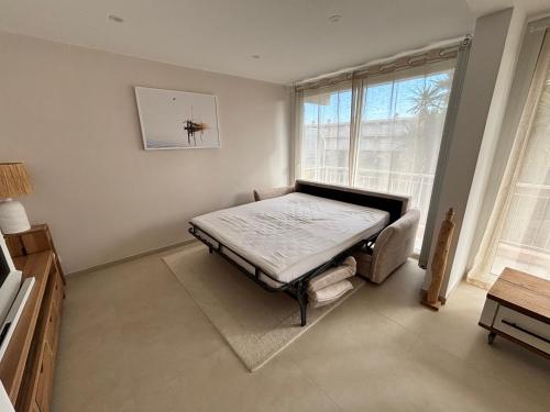 un lit dans une chambre avec une fenêtre dans l'établissement Appartement neuf Fréjus, à Fréjus