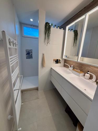 une salle de bain avec deux lavabos et une douche dans l'établissement Appartement neuf Fréjus, à Fréjus