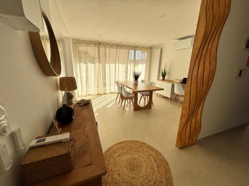 un salon avec une table et une salle à manger dans l'établissement Appartement neuf Fréjus, à Fréjus