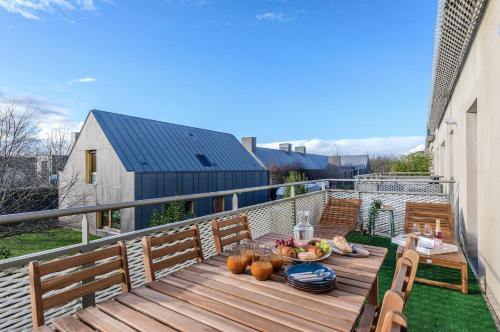 - une table sur un balcon avec un bol de fruits dans l'établissement Tournelles, à Chessy