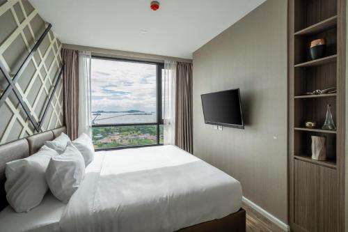 Una cama o camas en una habitación de 360 Seaview 2BR 22F Sriracha Beach by น้องมังคุด