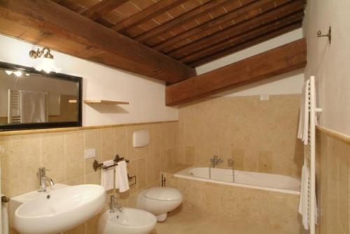 a bathroom with two sinks and a bath tub at Agriturismo diffuso Tenuta Armaiolo - widespread farmhouse in Rapolano Terme