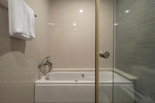 Un baño de 360 Seaview 2BR 22F Sriracha Beach by น้องมังคุด